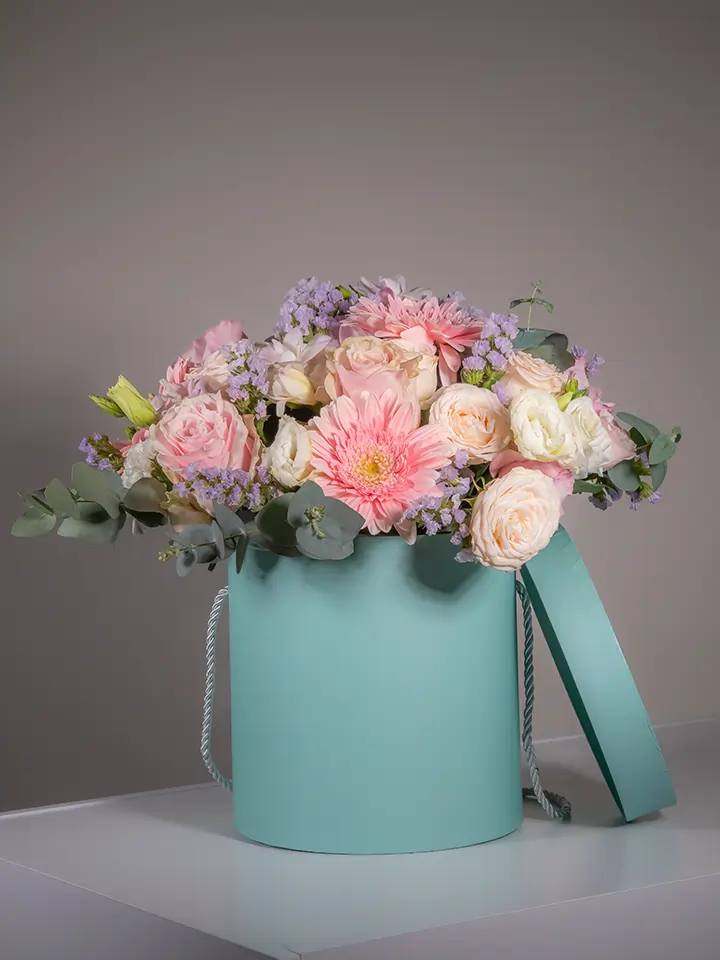 Flower box verde acqua di fiori rosa con coperchio